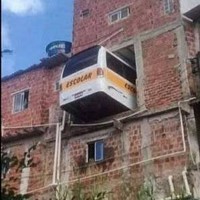 Kira-kira parkir mobilnya gimana ya kalau di lantai 2 kayak gini parkirannya? Kamu pernah lihat nggak rumah yang modelnya seperti ini? Dijamin bikin bingung dan mikir berkali-kali. Foto: instagram.com/@infotekniksipil