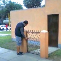 Pagar memang harusnya dipasang di luar rumah sih. Tapi kalau pagarnya cuma satu kayak gini apa gunanya ya kira-kira? Yang ada malah bikin maling jadi bingung dan ngakak sendiri. Foto: instagram.com/@infotekniksipil