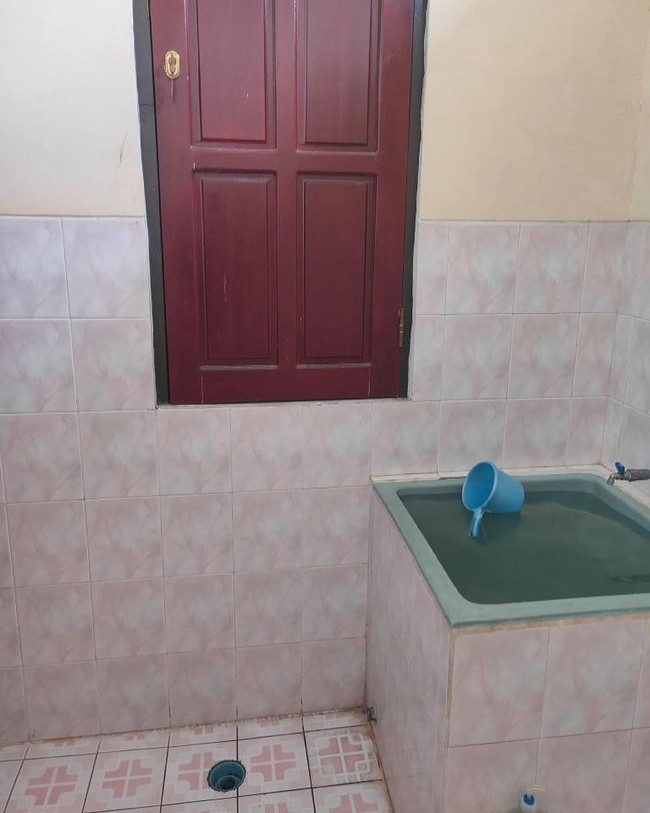 Nggak paham maksud dan tujuan kenapa pintunya dipasang di bagian atas seperti itu. Kalau pintu toiletnya seperti ini kan bikin yang mau masuk ke toilet jadi ribet. Masa harus manjat baik airnya dulu biar bisa ke luar dari toilet? Foto: instagram.com/@infotekniksipil