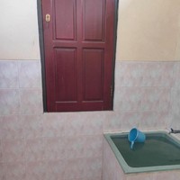 Nggak paham maksud dan tujuan kenapa pintunya dipasang di bagian atas seperti itu. Kalau pintu toiletnya seperti ini kan bikin yang mau masuk ke toilet jadi ribet. Masa harus manjat baik airnya dulu biar bisa ke luar dari toilet? Foto: instagram.com/@infotekniksipil