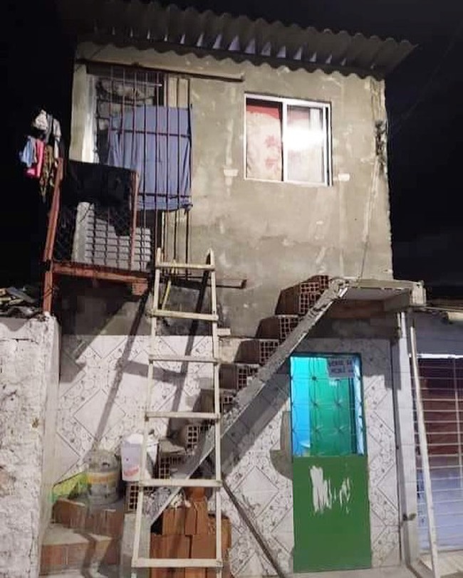 Orang yang bikin tangganya kayaknya salah perhitungan nih. Atau mungkin tujuan bikin tangganya cuma buat desain pemanis rumahnya saja ya? Entahlah.. Foto: instagram.com/@infotekniksipil