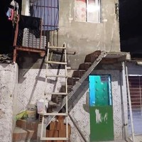 Orang yang bikin tangganya kayaknya salah perhitungan nih. Atau mungkin tujuan bikin tangganya cuma buat desain pemanis rumahnya saja ya? Entahlah.. Foto: instagram.com/@infotekniksipil