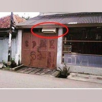 Pemilik rumahnya punya jiwa sosial yang tinggi nih. Lihat saja sampai di luar rumahnya pun dipasangin AC biar orang yang ada di luar nggak kepanasan. Foto: instagram.com/@infotekniksipil