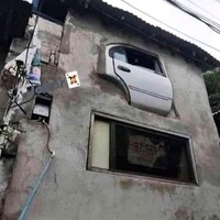 Daripada mubazir mending pintu mobil bekasnya dijadikan jendela rumah seperti ini. Ide cemerlang yang sangat menginspirasi ya.. Foto: instagram.com/@infotekniksipil
