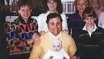 Ini adalah pembunuh berantai John Edward Robinson (sweater kuning) menggendong bayi Tiffany Stasi, yang ibunya dia bunuh sehari sebelumnya. Foto: dok Bored Panda. Foto: dok Bored Panda