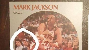 Menendez bersaudara muncul di latar belakang kartu basket. Foto dalam kartu itu diambil setelah mereka membunuh orang tuanya Foto: dok Bored Panda