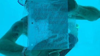 Seorang pria yang berenang di kamar hotel bawah air untuk melamar kekasihnyanya. Tragis pria tersebut tewas sebelum dia bisa muncul kembali ke permukaan. Foto: dok Bored Panda