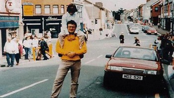 Foto bahagia ayah dan anak ini diambil beberapa saat sebelum pengeboman mobil Omagh pada tahun 1998.Foto: dok Bored Panda
