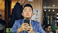 Pembawa acara yang satu ini sering kali wara-wiri pada banyak acara di televisi. Selain handal menjadi presenter, Omesh juga diketahui memiliki hobi pada bidang otomotif. Foto: Instagram/omeshomesh