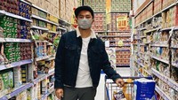 Ditengah kesibukannya, Omesh selalu menyempatkan waktu untuk keluarga kecilnya yang harmonis. Ia bahkan tidak keberatan untuk turun langsung membeli kebutuhan harian keluarganya. Foto: Instagram/omeshomesh