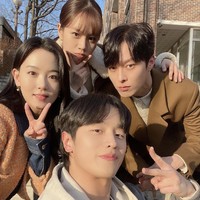 Penonton pun tampaknya belum siap untuk berpisah dengan geng drakor My Roommate Is A Gumiho. Unggahan para pemain dibanjiri komentar penonton yang sedih drakor ini akan tamat. Foto: dok. Instagram k_hanna_