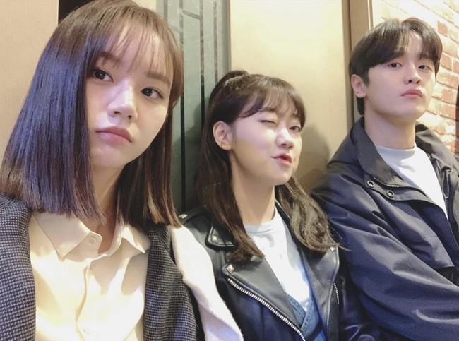 Tingkah geng mahasiswa Sejarah membuat My Roommate Is A Gumiho semakin kocak. Park Kyung Hye yang berperan sebagai Choi Soo Kyeong, membagikan momen kebersamaan mereka di sela-sela syuting. Foto: dok. Instagram wo_wa_eya