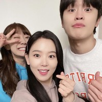 Drama Korea My Roommate Is A Gumiho menjadi ajang reuni Kang Han Na dan Kim Do Wan, yang dipertemukan lewat Start Up. Foto yang dibagikan sang aktris menampilkan keakraban keduanya. Foto: dok. Instagram k_hanna_