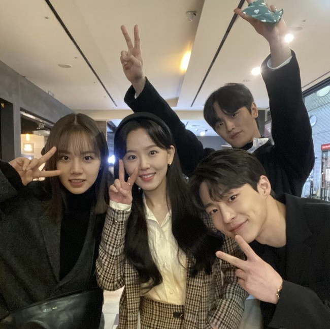 Kisah cinta Shin Woo Yeo dan Lee Dam semakin rumit dengan kehadiran Gye Sun Woo (pemain Bae In Hyuk). Inilah momen double date pasangan Kim Do Wan-Kang Han Na dengan Hyeri-Bae In Hyuk. Foto: dok. Instagram hyeri_0609