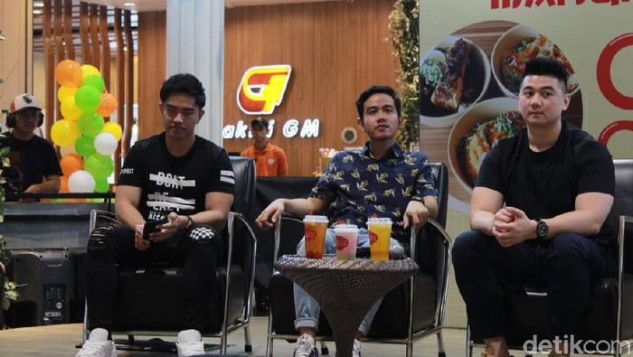 Gibran Rakabuming Doyan Jajan Kaki Lima dan Blusukan Pasar