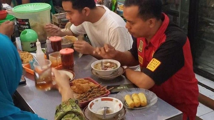 Gibran Rakabuming Doyan Jajan Kaki Lima dan Blusukan Pasar