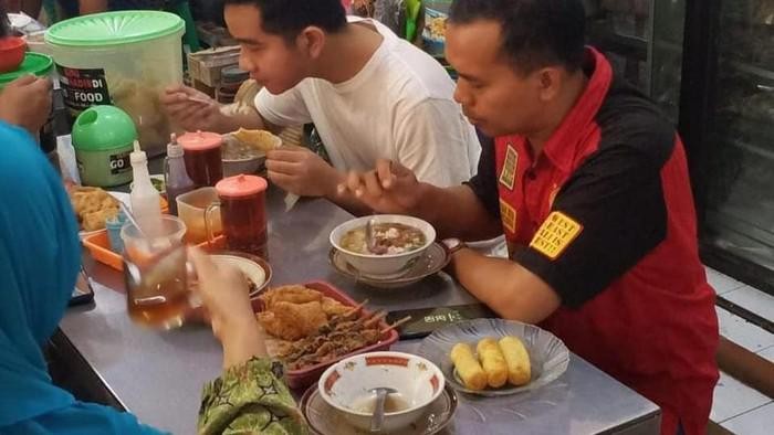 Gibran Rakabuming Doyan Jajan Kaki Lima dan Blusukan Pasar