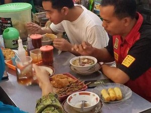 Gibran Rakabuming Doyan Jajan Kaki Lima dan Blusukan Pasar