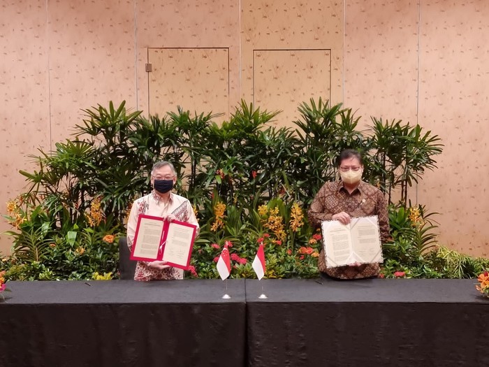 Menteri Koordinator Bidang Perekonomian Indonesia Airlangga Hartarto bersama Menteri Perdagangan dan Industri Singapura Gan Kim Yong menyelesaikan pembahasan enam kelompok kerja yang akan menjadi materi pertemuan Presiden Joko Widodo dan Perdana Menteri Lee Hsien Loong.