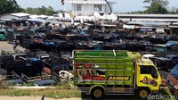 Pedagang di Pasar Jelok ini tak hanya dari wilayah Boyolali saja, tetapi juga dari berbagai daerah sekitar di Jawa Tengah. Warga yang hendak mencari hewan kurban pun diprediksi mendatangi Pasar Jelok hari ini. Sebab, Pasar Ampel yang buka pada Minggu Kliwon (18/7) mendatang.