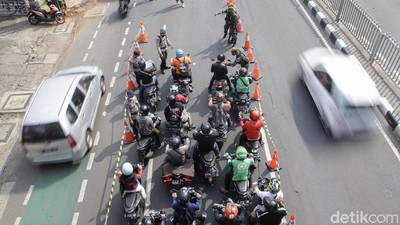 Polda Metro Jaya Sekat 100 Titik Jalan di Jakarta