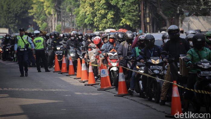 Jumlah Penyekatan Ruas Jalan di Jakarta Bertambah Sejumlah petugas gabungan melakukan pemeriksaan dokumen di kawasan Mampang, Jakarta Selatan, Kamis (15/7/2021). Polda Metro Jaya menyekat 100 titik yang ada di Jakarta dan sekitarnya selama penerapan Pemberlakuan Pembatasan Kegiatan Masyarakat (PPKM) darurat.