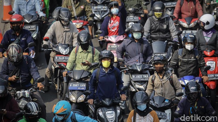 Sejumlah petugas gabungan melakukan pemeriksaan dokumen di kawasan Mampang, Jakarta Selatan, Kamis (15/7/2021). Polda Metro Jaya menyekat 100 titik yang ada di Jakarta dan sekitarnya selama penerapan Pemberlakuan Pembatasan Kegiatan Masyarakat (PPKM) darurat.