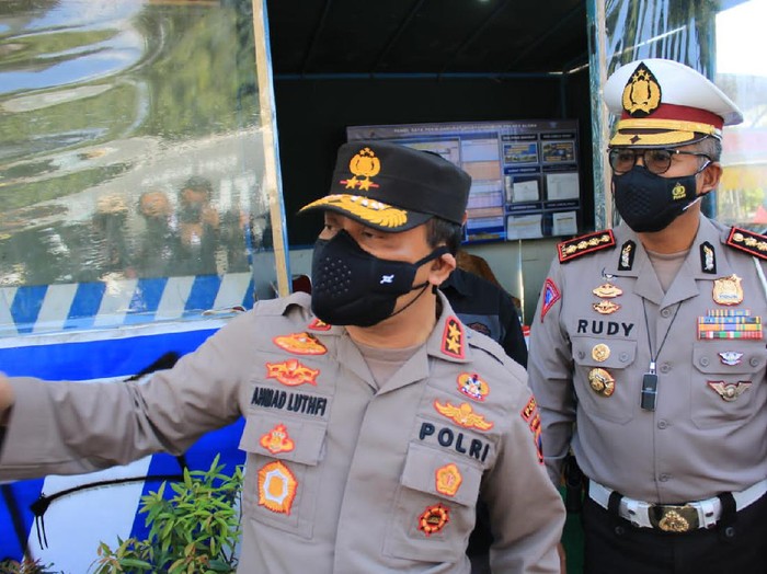 Kapolda Jateng Irjen Ahmad Luthfi di pos penyekatan perbatasan Jateng-Jatim di Blora, Kamis (15/7/2021).