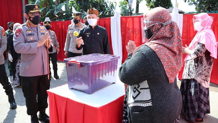 Kapolri Jenderal Listyo Sigit Prabowo kunjungi posko PPKM mikro terbaik di Kota Bandung, Jabar