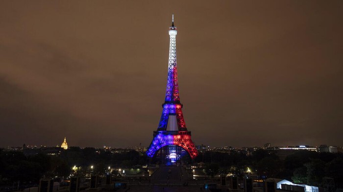 Setiap 14 Juli Prancis merayakan Hari Bastille dengan kembang api dan parade besar militer. 
were scaled back because of virus fears. (AP Photo/Lewis Joly)