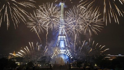Pesta Kembang Api Meriahkan Perayaan Hari Bastille