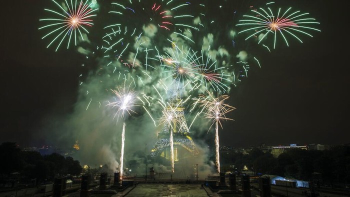 Setiap 14 Juli Prancis merayakan Hari Bastille dengan kembang api dan parade besar militer. 
were scaled back because of virus fears. (AP Photo/Lewis Joly)
