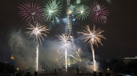 Kembang api menerangi Menara Eiffel di Paris selama perayaan Hari Bastille Rabu malam, 14 Juli 2021. 