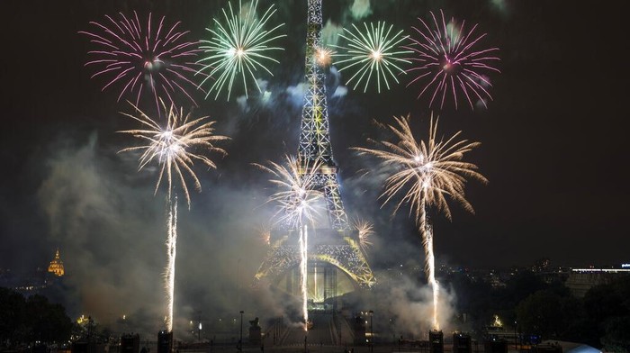 Setiap 14 Juli Prancis merayakan Hari Bastille dengan kembang api dan parade besar militer. 
were scaled back because of virus fears. (AP Photo/Lewis Joly)