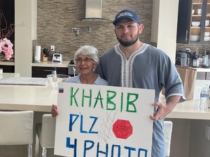 So Sweet! Presiden UFC Wujudkan Mimpi Nenek Ini Foto Sama Khabib