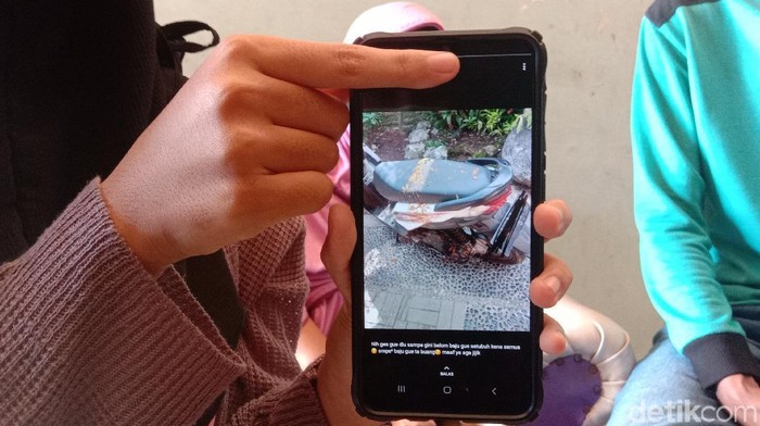 Korban menunjukkan foto kendaraannya yang dilempari tinja pemotor tak dikenal. Pelaku kini diburu polisi.