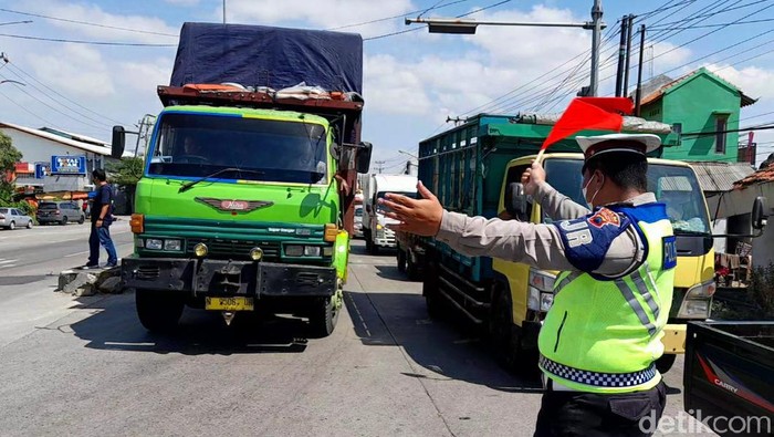 Lalu lintas di pos penyekatan Brebes Barat, Brebes, Kamis (15/7/2021).