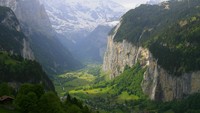 Lauterbrunnen berada 70 Km dari Bern, ibukota Swiss.