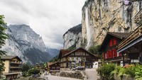 Berpadunya desa dan keidahan alam di Lauterbrunnen begitu indah bak lukisan. Seperti sedang berada di surganya dunia!