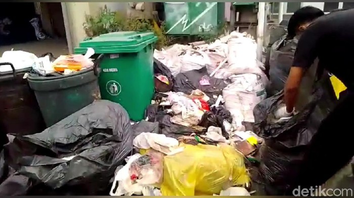 Limbah medis milik rumah sakit dibuang di pinggir jalan, DLH Purwakarta ogah bersihkan