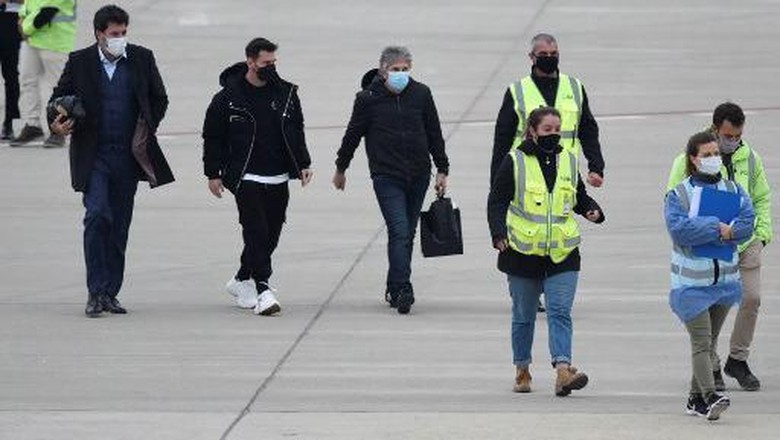 Argentinas football player Lionel Messi (2-L) and his father Jorge Messi (R) arrive at the Islas Malvinas airport in Rosario, Santa Fe province, Argentina, on July 13, 2021, after making his visa arrangements in the US Embassy to travel to Miami on vacation. (Photo by STR / AFP)