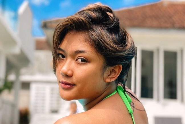 Memiliki kulit yang eksotis tak heran jika penampilan Marion Jola semakin mempesona. Seperti penampilan dirinya dalam foto yang satu ini. Foto: Instagram/@lalamarionmj