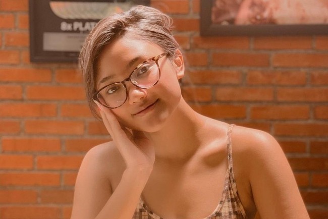Tampil mengenakan kaca mata dengan rambut natural tanpa styling, penampilan Marion Jola tetap memukau. Bagaimana menurutmu? Foto: Instagram/@lalamarionmj