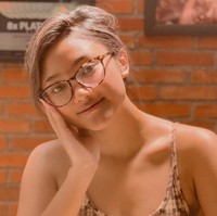 Tampil mengenakan kaca mata dengan rambut natural tanpa styling, penampilan Marion Jola tetap memukau. Bagaimana menurutmu? Foto: Instagram/@lalamarionmj