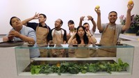 Seperti ini keceriaan Audi saat bersama tim RAMU Jakarta. Mereka kompak memakai apron.