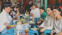 Kalau ini momen Audi makan bersama orang tua dan saudara-saudaranya. Ia diketahui memiliki tujuh saudara. 