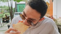 “Best pizza in town,” tulis Audi di keterangan fotonya. Terlihat ia sedang menikmat sliced pizza gaya New York.