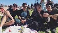 Pria kelahiran tahun 1997 ini sedang nongkrong di Coburg Velodrome, Australia. Ia terlihat piknik dengan membawa beberapa makanan dan minuman.