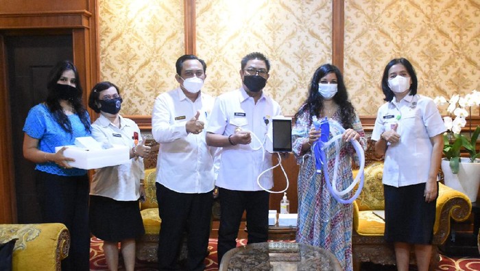 Monica Mahindra memperkenalkan AgVa Ventilator yang dikembangkan oleh ahli kesehatan dari India (Dok. Pemkot Denpasar)
