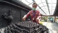 Sebagai tukang sapu Candi Borobudur, Mura cukup banyak berinteraksi dengan tamu turis bule. Saat libur kerja hari Minggu, dia memberanikan diri jadi guide. Modalnya cuma kamus bahasa Inggris seharga Rp 12.000 yang dia beli di tahun 1999. (Eko Susanto/detikTravel)